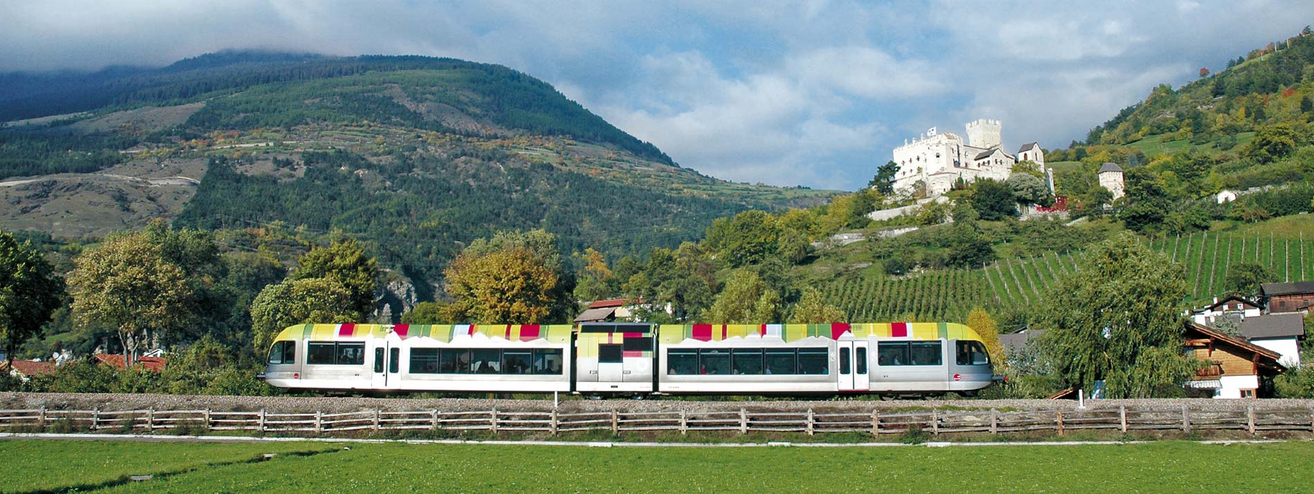 Vinschgerbahn-Zug-Guestcard-Merancard-gasserhof-schenna